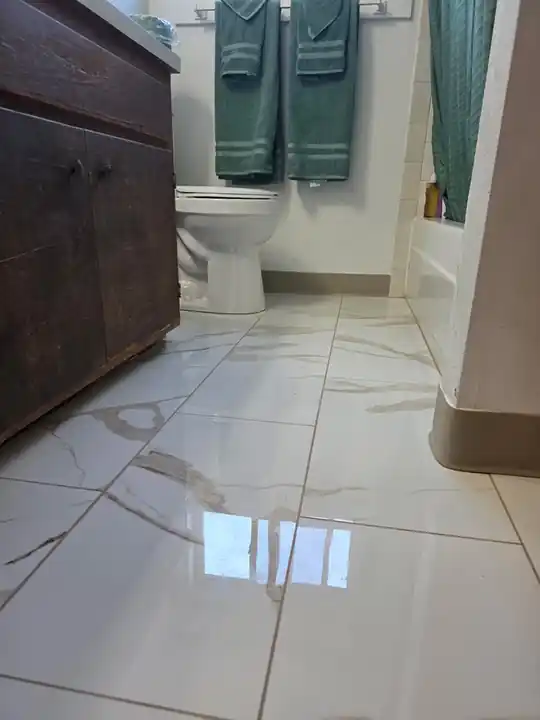 Small bathroom floor in glossy marble-look surface